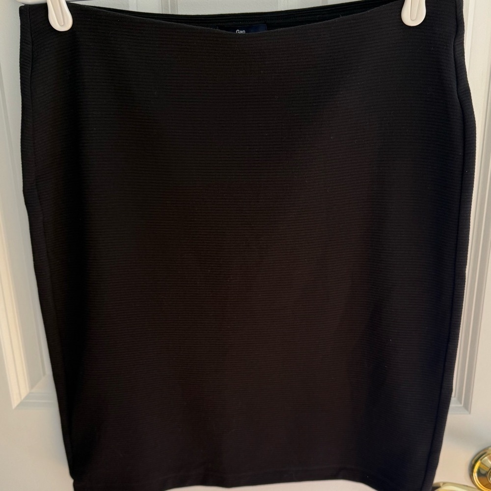 GAP Black Midi Pencil Skirt – Size M